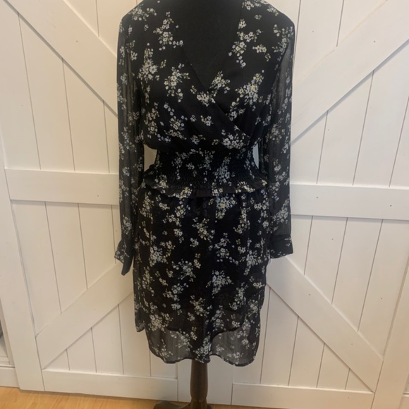 Floral Dress for Women - Size Small from Suzy Shier - Picture 3 of 6